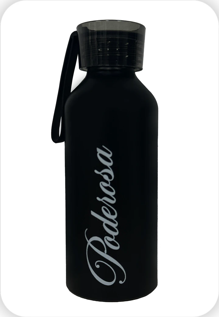 Botella negra con la palabra Poderosa